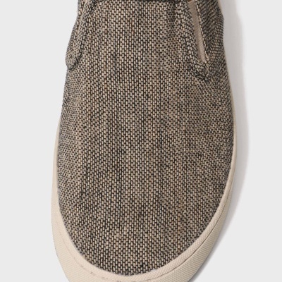 Ténis slip-on cinza e preto com solado branco