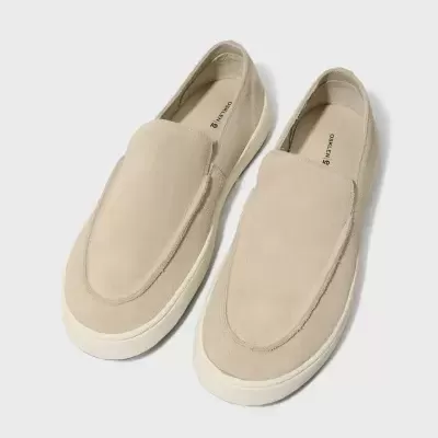 Sapatos slip-on bege em camurça com solado branco
