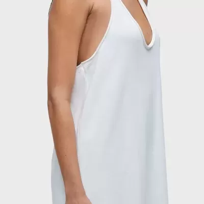Vestido branco sem mangas com decote em V profundo e alças largas