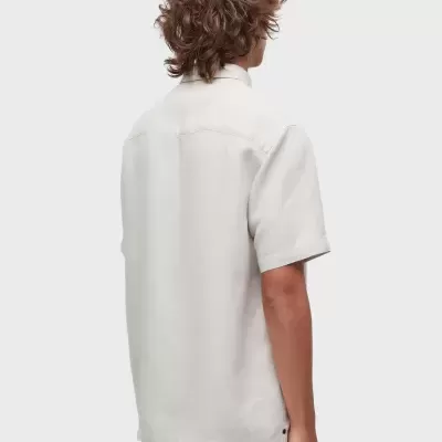 Camisa bege de manga curta vista de trás