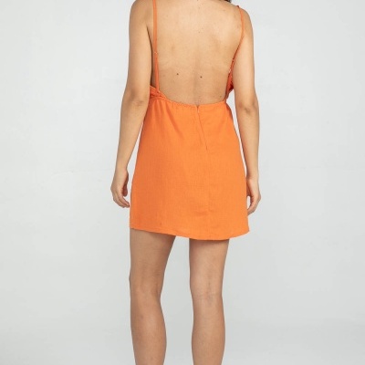Vestido curto feminino laranja com alças finas e decote nas costas