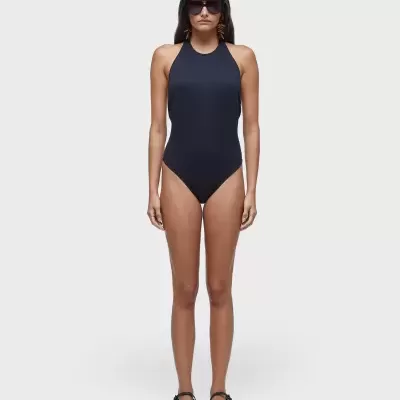 Fato de banho preto feminino de alças, óculos de sol pretos e sandálias negras