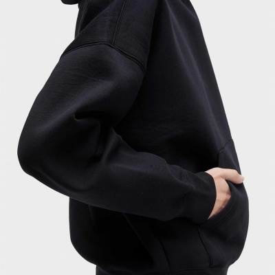 Pessoa a usar sweatshirt preta com capuz e bolso canguru