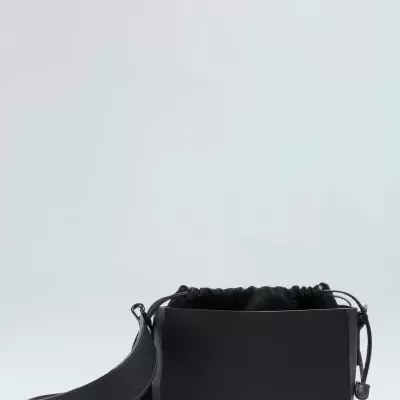 Bolsa preta retangular com tira larga e fecho de cordão