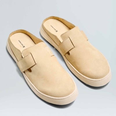 Chinelos creme com sola branca e interior com marca 'ONLY & SONS'