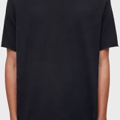 T-shirt preta simples de manga curta com gola redonda