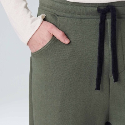 Pantalonas verdes com cordão preto e bolso, parte superior bege