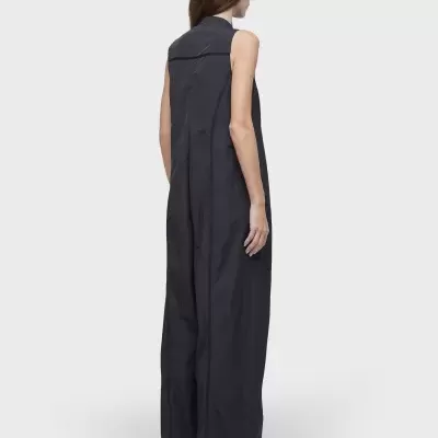 Macacão comprido preto sem mangas visto de costas