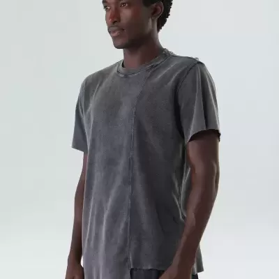 Camisola cinza de manga curta com design assimétrico e costuras à vista