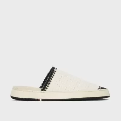 Chinelo mule branco com bordas pretas e sola branca e preta