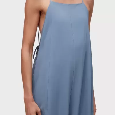 Macacão azul claro com alças finas e costas abertas