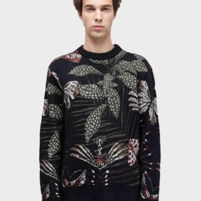 Homem a usar sweater de malha escuro com padrão de folhas e flores