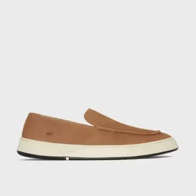 Sapato tipo mocassim castanho em pele com sola branca e detalhe preto