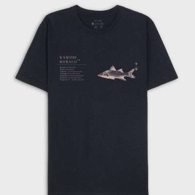 T-shirt preta com estampado de peixe e texto científico