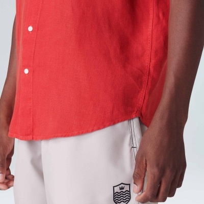 Calções de banho cinza claro com logótipo preto e camisa vermelha com botões brancos