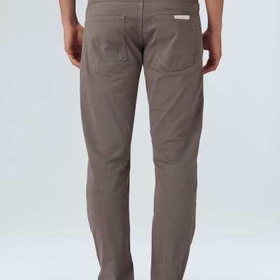 Calças cinza com bolsos traseiros e etiqueta branca vistas na parte traseira