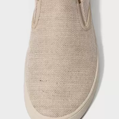 Tênis slip-on bege de tecido com sola branca