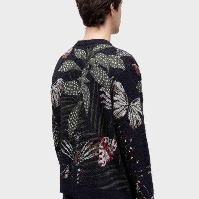 Camisa de malha preta com padrão de borboletas e folhas vista de costas