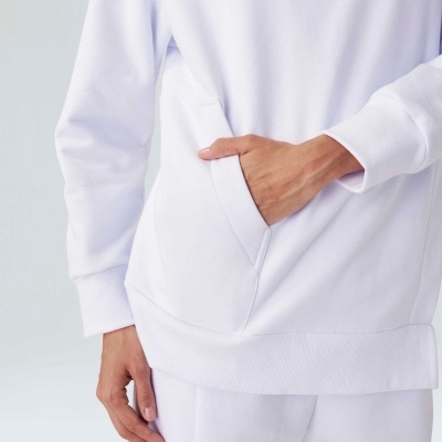 Pessoa com conjunto desportivo branco com bolso canguru