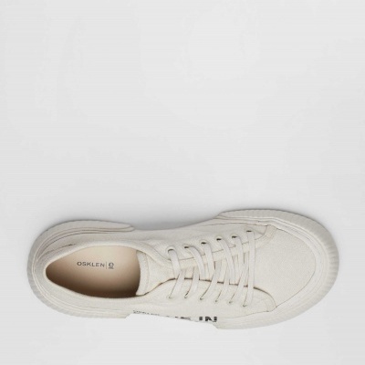 Tênis branco OSKLEN visto de cima com cadarços