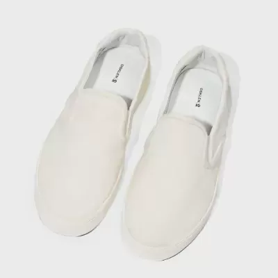 Ténis brancos slip-on com sola branca e interior almofadado
