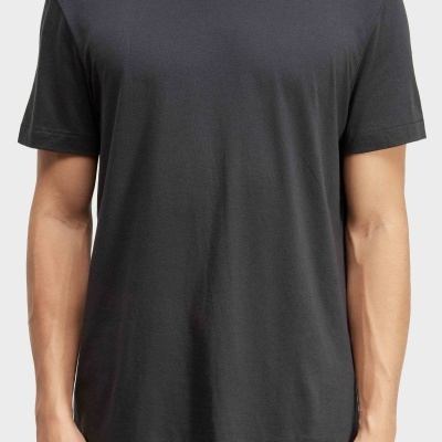 T-shirt preta de manga curta com gola redonda