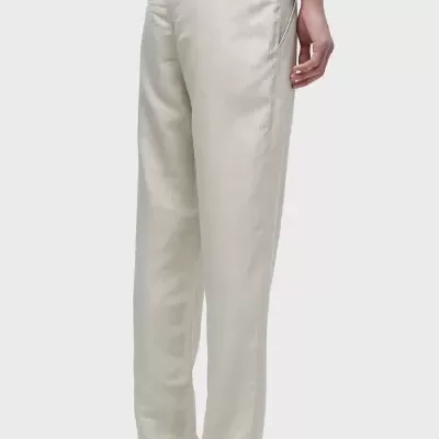 Calças bege claras lisas de corte reto, vistas de trás