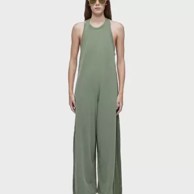 Macacão largo verde oliva sem mangas com óculos de sol amarelos