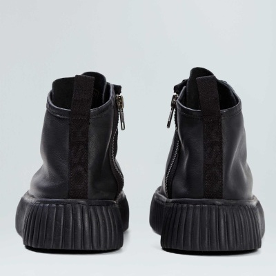 Botas pretas de cano médio com sola espessa e fecho de correr lateral vistas de trás