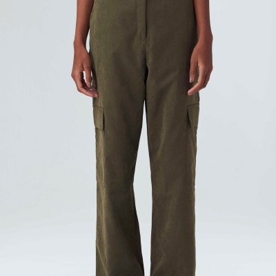 Calças cargo verdes com bolso lateral usadas por pessoa com camisola branca e sapatilhas brancas