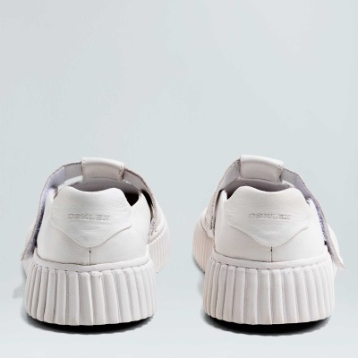 Sapatilhas brancas com sola espessa e nome DA MILLER no calcanhar