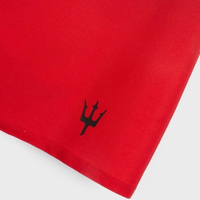 Detalhe de tecido vermelho com símbolo preto de tridente