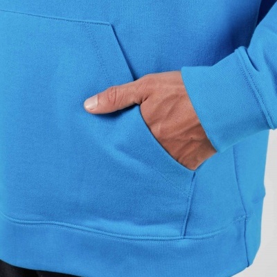 Pullover azul com bolso frontal tipo canguru e punhos canelados.