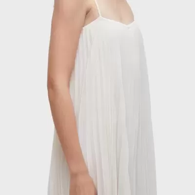 Vestido branco comprido com alças finas e tecido plissado