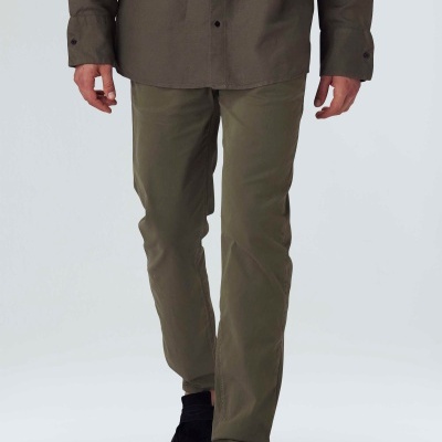 Homem a usar calças verdes oliva e sapatos pretos