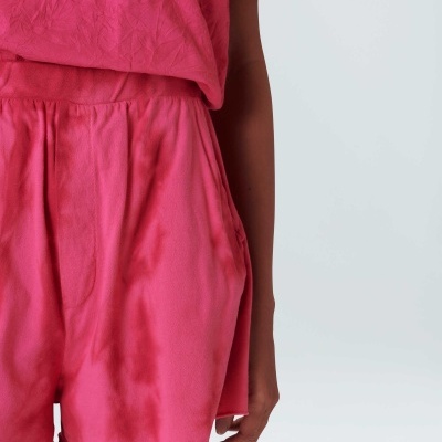 Conjunto rosa feminino com t-shirt e calções em tecido leve