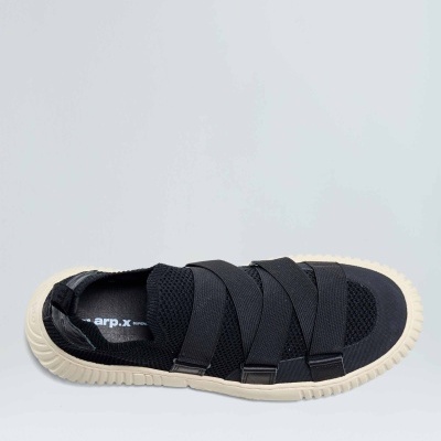 Sapatilha desportiva preta com tiras elásticas e solado branco