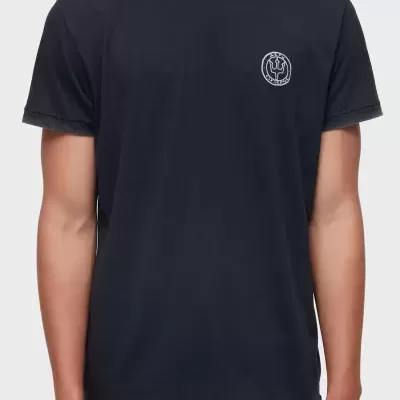 T-shirt preta com logo branco à esquerda do peito