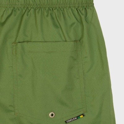 Calção verde com bolso traseiro e etiqueta OSKLEN