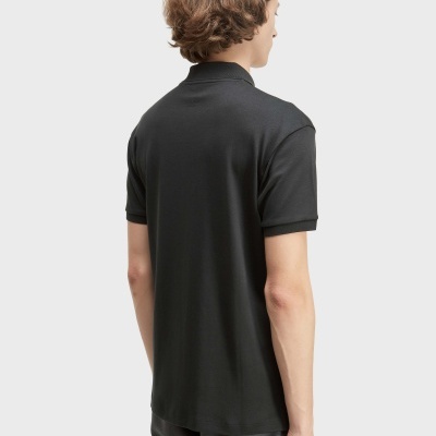 Camisola polo preta de manga curta vista de costas