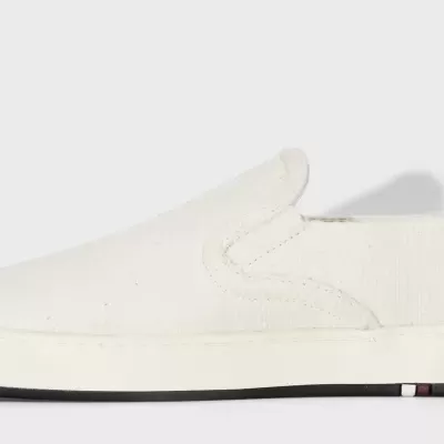 Ténis slip-on branco em tecido de lona com sola branca e detalhe a preto e vermelho