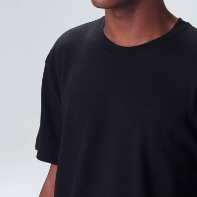 Camiseta preta básica com gola redonda e mangas curtas