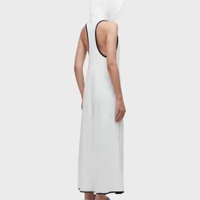 Vestido longo branco com capuz e ténis brancos com detalhes pretos