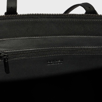 Interior de mala preta com fecho e bolsa interior