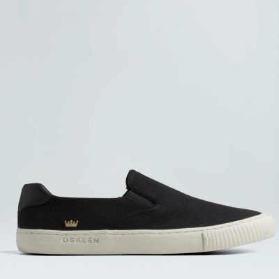 Tênis slip-on preto com sola branca e logo OSKLEN