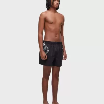 Homem jovem roupas de verão calções pretos e sandálias castanhas