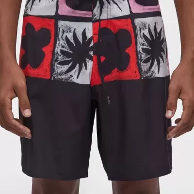 Calções de banho masculinos com padrão de flores e folhas em cores preta, vermelha, cinzenta e rosa