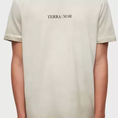 T-shirt bege com texto TERRA / MAR no peito