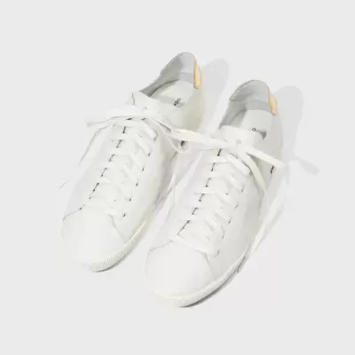 Sapatilhas desportivas brancas com atacadores e detalhe castanho