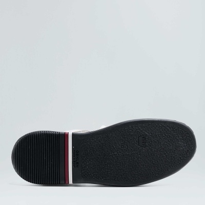 Sola de sapato preto com faixa branca e vermelha e texto impresso